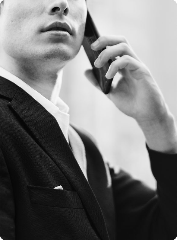 Бизнесмен общается по телефону